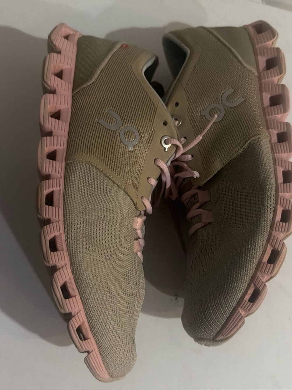 On Cloud  women running sneakers sz11